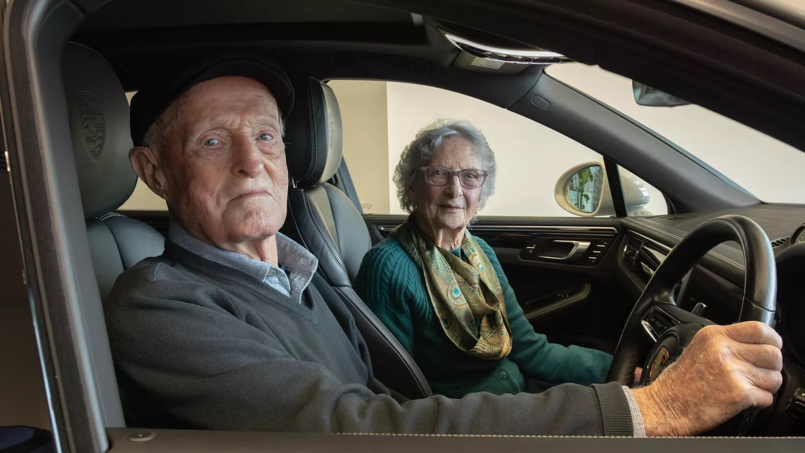 Porsche στα 92: Το ζευγάρι που γιόρτασε 70 χρόνια γάμου με μια Macan 