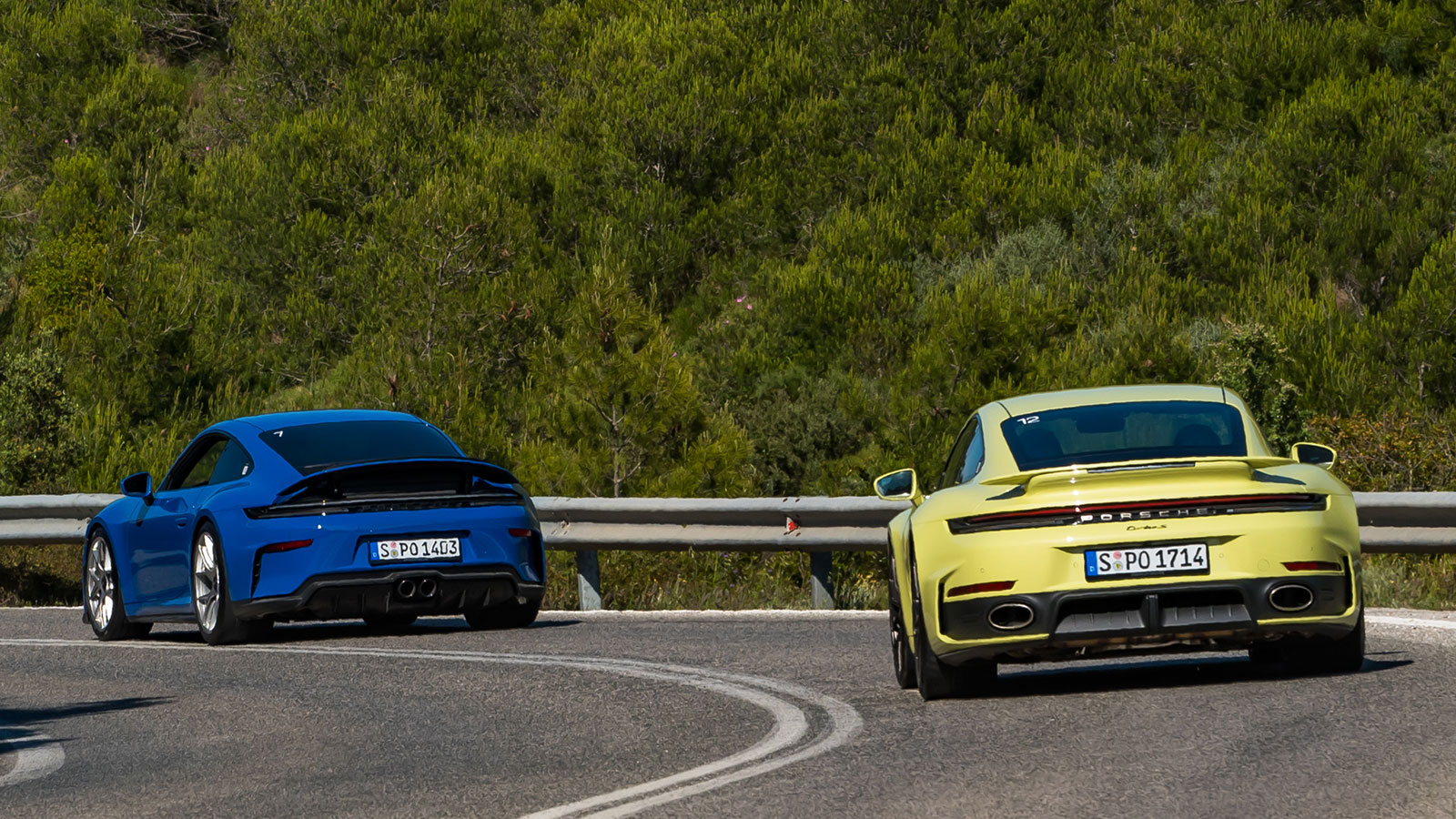 Στην 911 Turbo των 711 ίππων από την πρώτη γκαζιά νιώθεις την αδρεναλίνη μέσα σου, σα φωτοβολίδα που εκτοξεύεται. Δεν είναι μόνο η δύναμη που σε διεγείρει, είναι αυτή η αίσθηση να βρίσκεσαι λίγα εκατοστά απόστασης από το έδαφος και βιδωμένος στην άσφαλτο. Στην 911 Turbo των 711 ίππων από την πρώτη γκαζιά νιώθεις την αδρεναλίνη μέσα σου, σα φωτοβολίδα που εκτοξεύεται. Δεν είναι μόνο η δύναμη που σε διεγείρει, είναι αυτή η αίσθηση να βρίσκεσαι λίγα εκατοστά απόστασης από το έδαφος και βιδωμένος στην άσφαλτο.