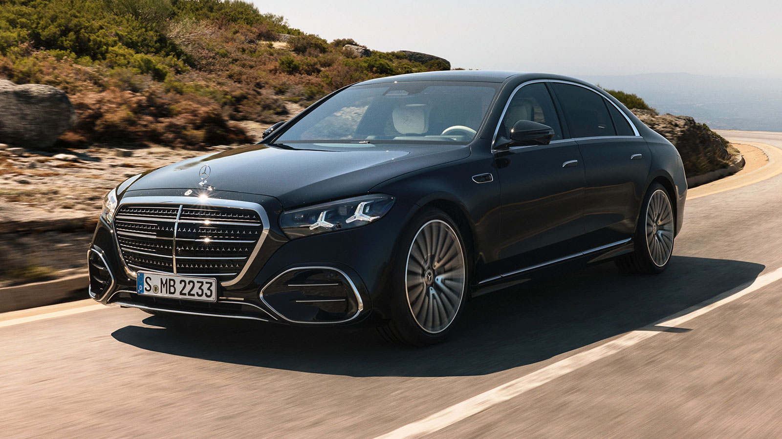 Η ριζικά ανανεωμένη Mercedes S-Class προσφέρεται στην Ελλάδα με τιμές από 146.500 ευρώ.