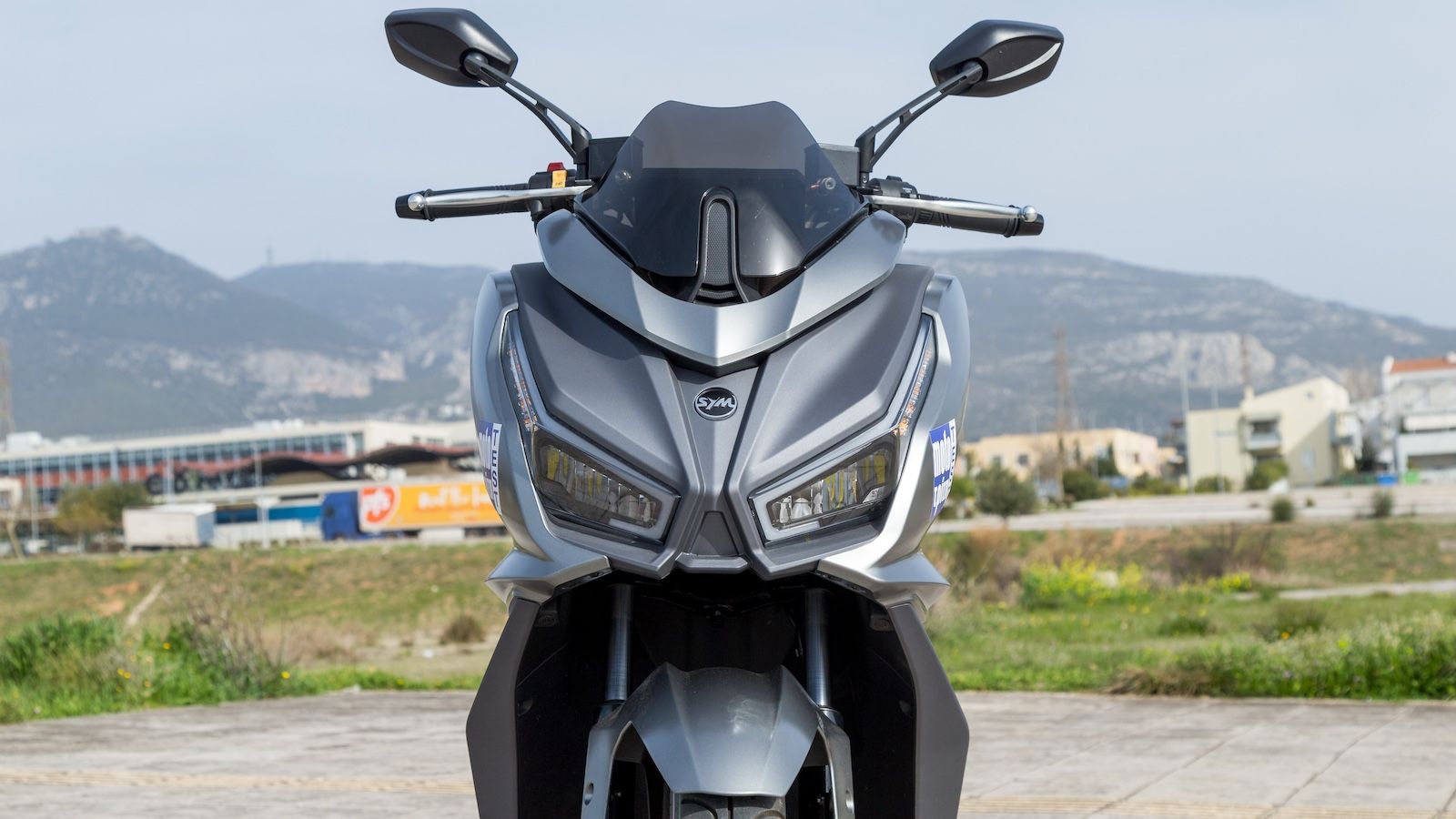 Η SYM εξελίσσει ένα από τα πιο επιτυχημένα scooter της κατηγορίας, το JET14, παρουσιάζοντας τη νέα έκδοση EVO 125, η οποία έρχεται με υγρόψυκτο κινητήρα και εμφανώς αναβαθμισμένα χαρακτηριστικά.

