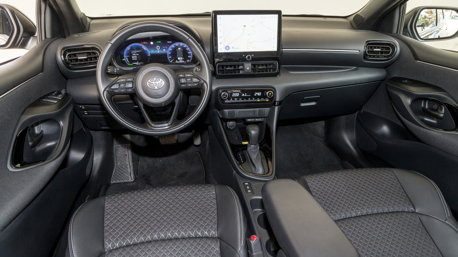 Στα πλεονεκτήμα του υβριδικού Toyota Yaris είναι φυσικά η καλοφτιαγμένη και ευρύχωρη καμπίνα επιβατών, όπως και το αυτόματο κιβώτιο που προσφέρει άνεση και ευκολία στην πόλη.