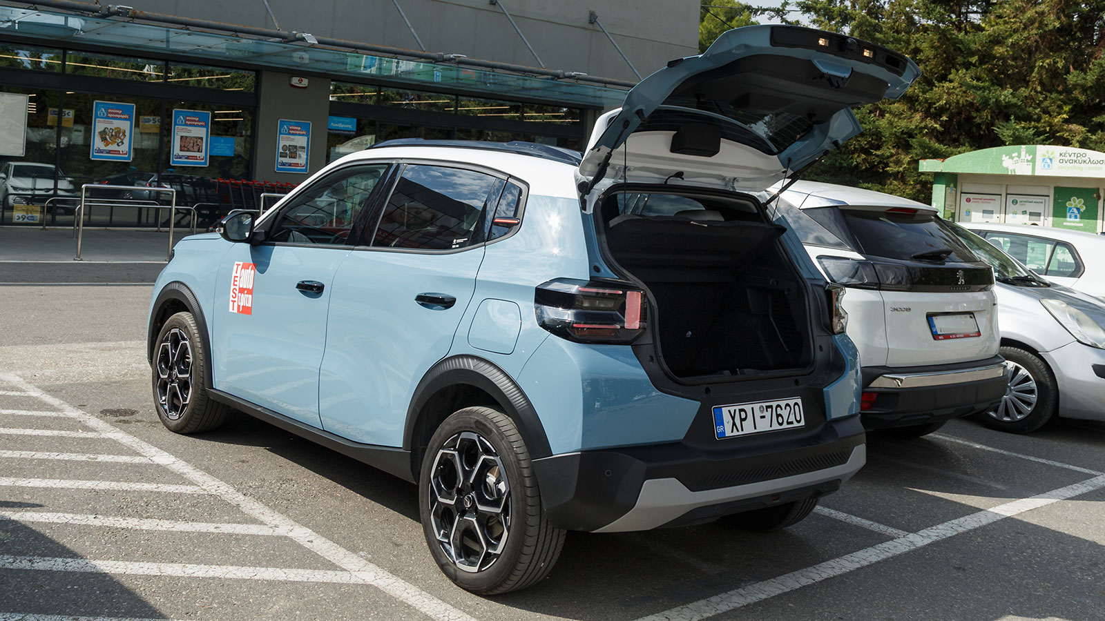 η μέση κατανάλωση του e-C3 σε μια εβδομάδα χρήσης ήταν στις 14,5 kWh/100 χλμ.. Συνεπώς υπολογίζοντας με 0,16 ευρώ που είναι η τιμή του οικιακού ρεύματος, σημαίνει πως με 2,27 ευρώ κάνεις 100 χλμ.. 