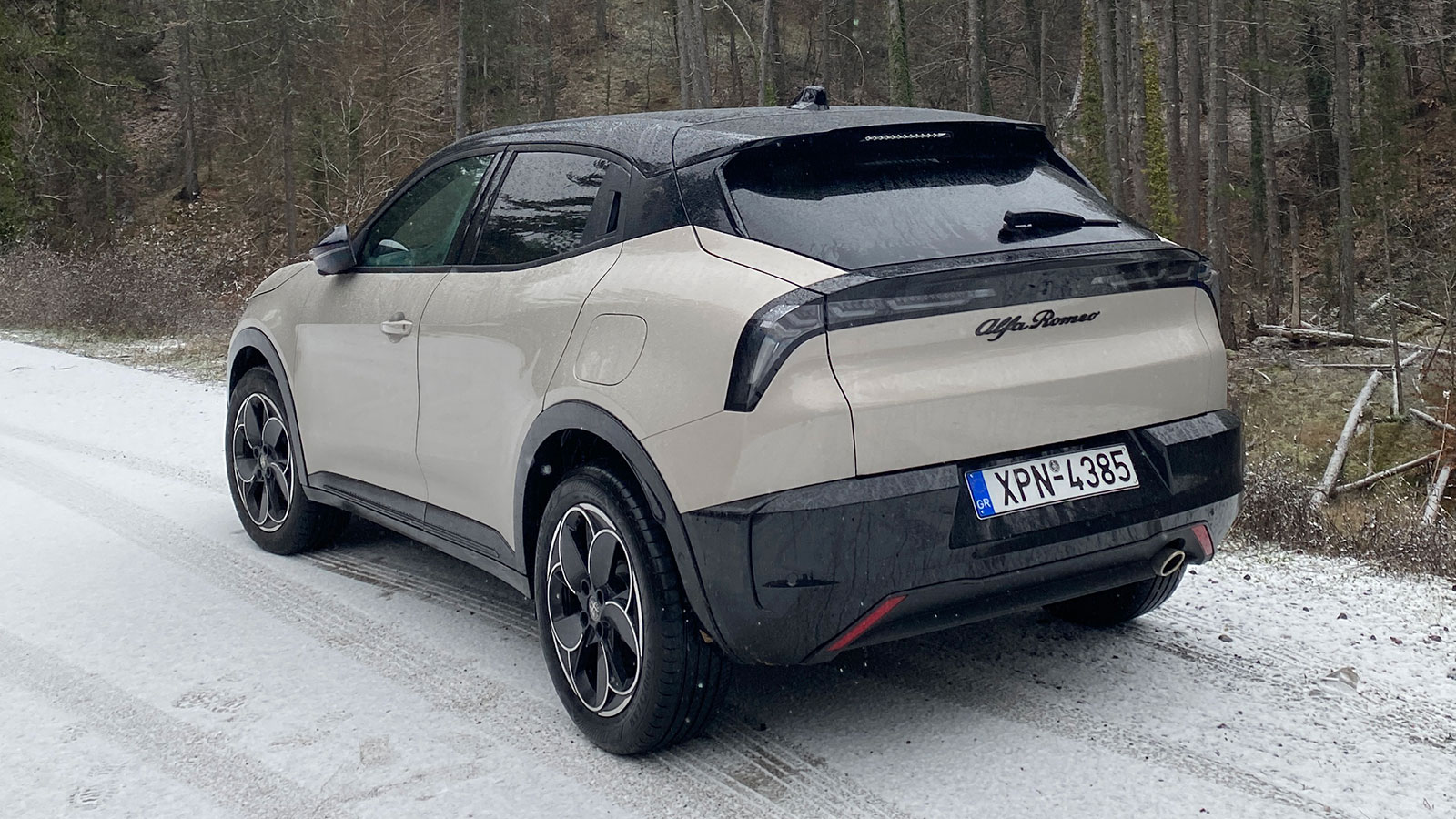 Η τετρακίνηση στην Alfa Romeo Junior μπαίνει αυτόματα όταν ανιχνευθεί απώλεια πρόσφυσης, όπως σε εκκίνηση στο χιόνι, σε ανάβαση σε σαθρό έδαφος, στην οδήγηση σε γλιστερό δρόμο και σε βροχή. Η τετρακίνηση στην Alfa Romeo Junior μπαίνει αυτόματα όταν ανιχνευθεί απώλεια πρόσφυσης, όπως σε εκκίνηση στο χιόνι, σε ανάβαση σε σαθρό έδαφος, στην οδήγηση σε γλιστερό δρόμο και σε βροχή.