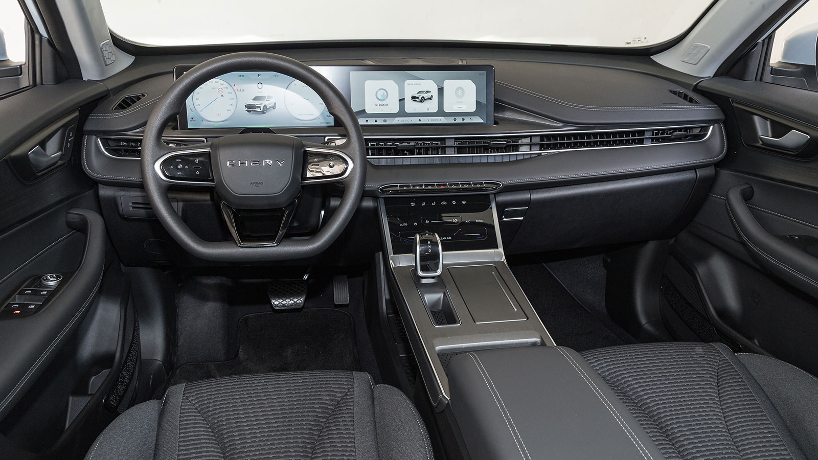 Η σχεδίαση ακολουθεί μίνιμαλ αισθητική με την κλασσική διάταξη που έχουν τα περισσότερα κινέζικα μοντέλα. Δηλαδή δύο μεγάλες οθόνες και μια φαρδιά «γέφυρα» στην κονσόλα.