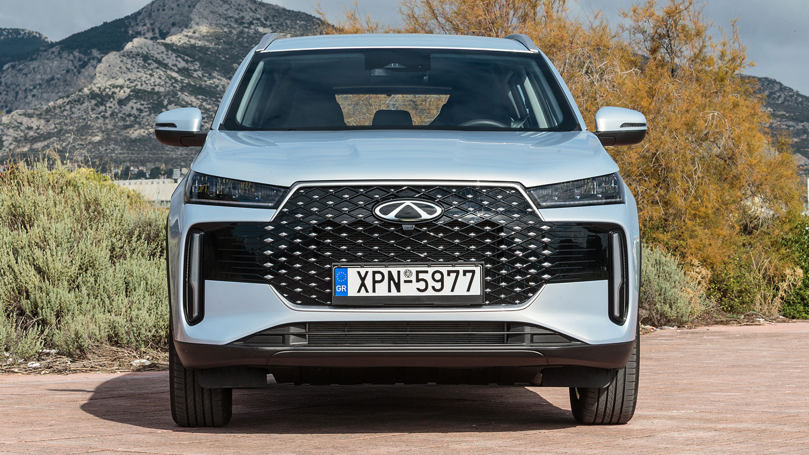 Η μεγάλη μάσκα με το 3D πλέγμα και τα κάθετα λεπτά φώτα ημέρας δίνουν ένα πιο νεανικό αέρα και δυναμισμό στο συνολικό αποτέλεσμα.