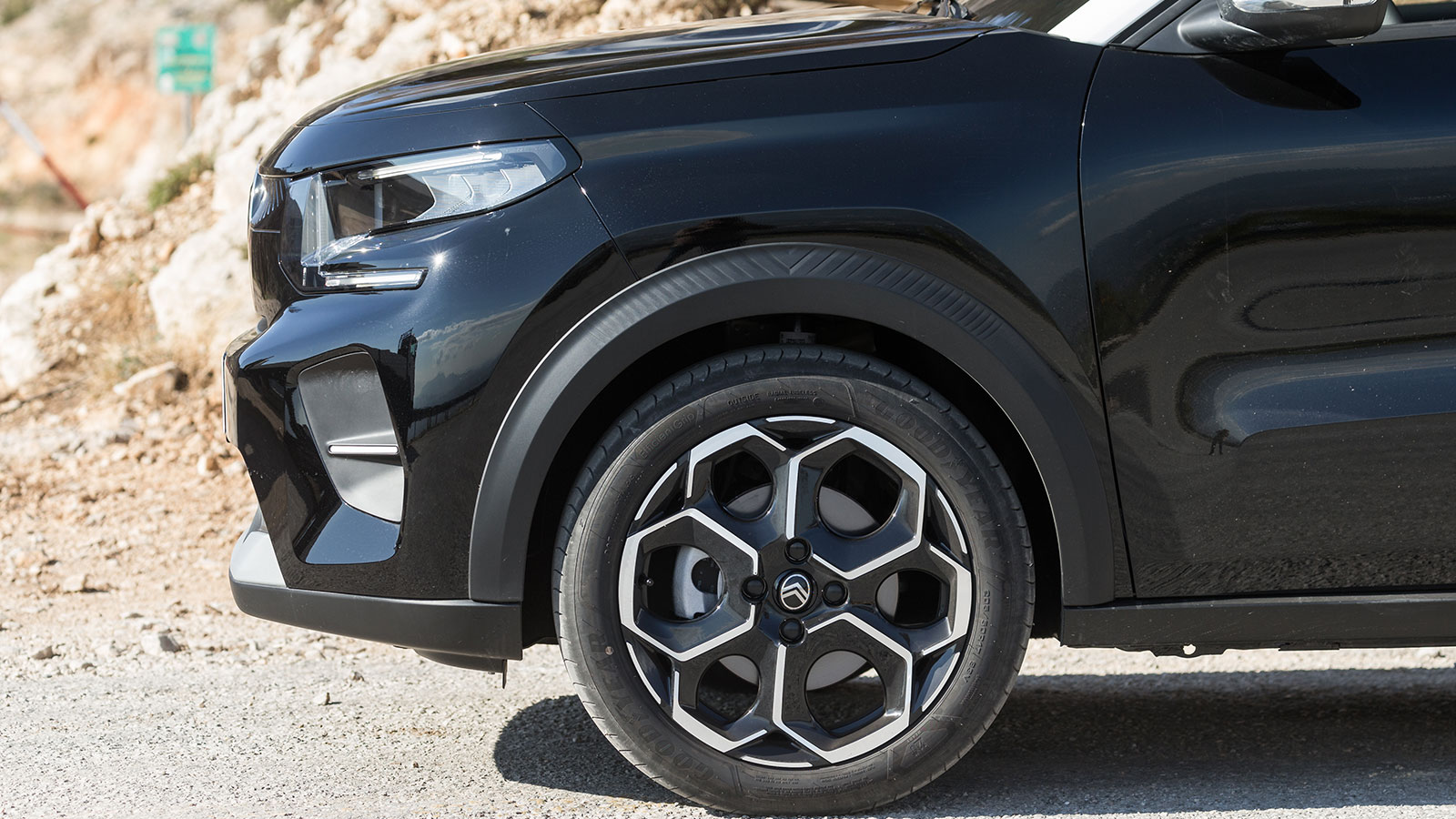 Το Citroen C3 ψήλωσε αρκετά (έφτασε στο 1,57 από 1,47), απέκτησε 20 σχεδόν εκ. απόστασης από το έδαφος και παράλληλα υιοθέτησε μια ελαφρώς boxy σχεδίαση