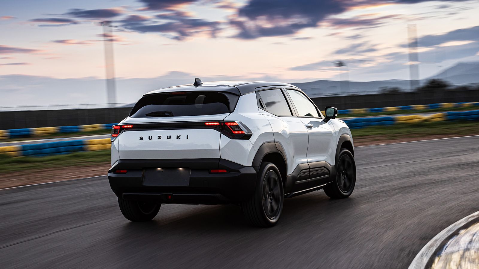 Σχεδιαστικά, το νέο Suzuki e Vitara ακολουθεί τη προσέγγιση “High-Tech & Adventure”, που ενσωματώνει την προηγμένη αίσθηση ενός BEV και τη στιβαρή φύση ενός SUV, εμπνέοντας αίσθηση περιπέτειας. 