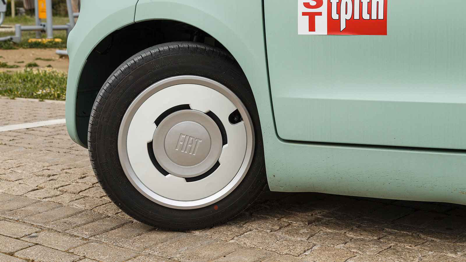 Το Topolino ξεχωρίζει από τα ρετρό καλύμματα των τροχών.