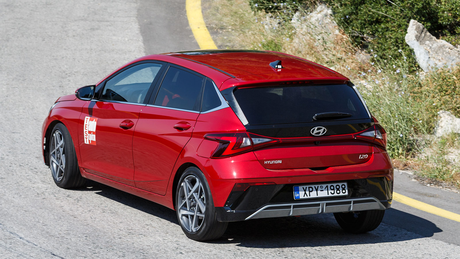 Το Model Year 2026 του Hyundai i20 είναι διαθέσιμο από 17.490 ευρώ στη βασική εξοπλιστική έκδοση Style με χειροκίνητο κιβώτιο (και από 19.090 ευρώ με το DCT αυτόματο κιβώτιο), συνεπώς είναι ένα από τα φθηνότερα τούρμπο μικρά μοντέλα της αγοράς. 