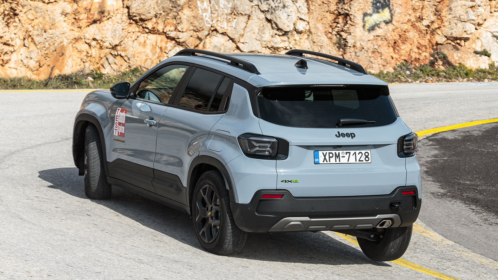 Το Jeep Avenger 4xe χάρη στην ανεξάρτητη πίσω ανάρτηση με πολλαπλούς συνδέσμους και τη συνδρομή της τετρακίνησης, έχει αυξημένα περιθώρια πρόσφυσης και περιορισμένες κλίσεις υπό πίεση. Το Jeep Avenger 4xe χάρη στην ανεξάρτητη πίσω ανάρτηση με πολλαπλούς συνδέσμους και τη συνδρομή της τετρακίνησης, έχει αυξημένα περιθώρια πρόσφυσης και περιορισμένες κλίσεις υπό πίεση.