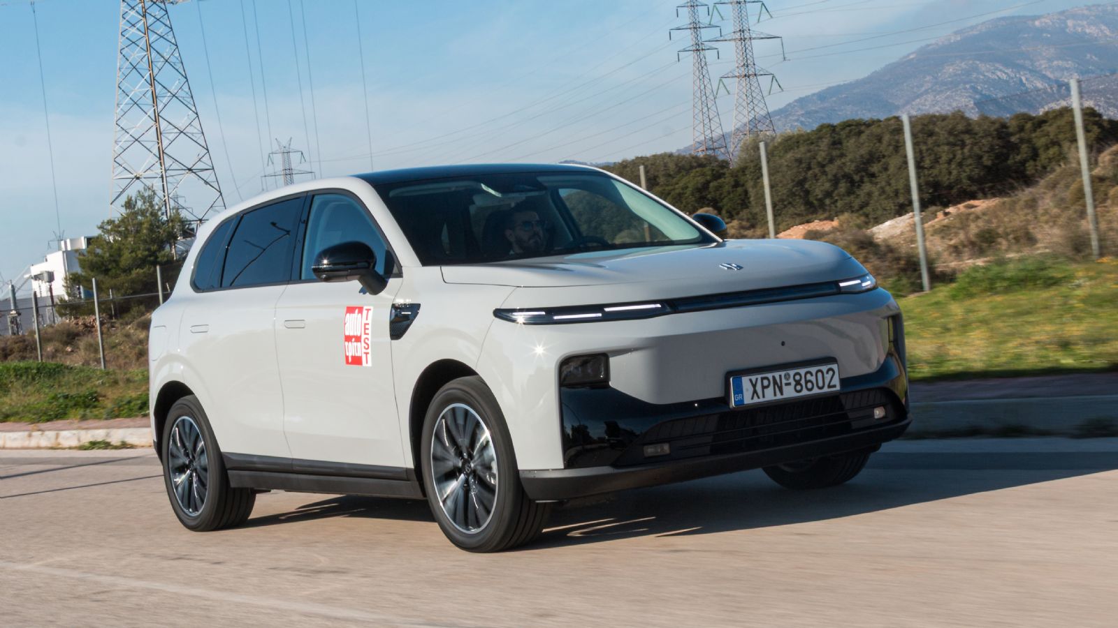 Με την μπαταρία Pro Max (67,1 kWh) του μοντέλου δοκιμής, η τιμή είναι 27.400 ευρώ με βασικό εξοπλιστικό πακέτο Life. 