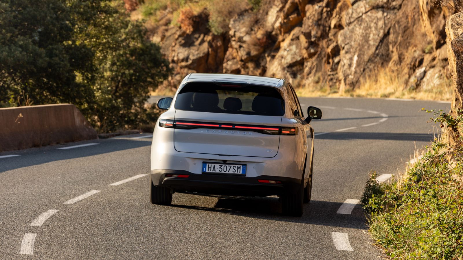 Μέσα στην πόλη η αυτονομία του Leapmotor B10 μπορεί να φτάσει τα 450 χιλιόμετρα. 