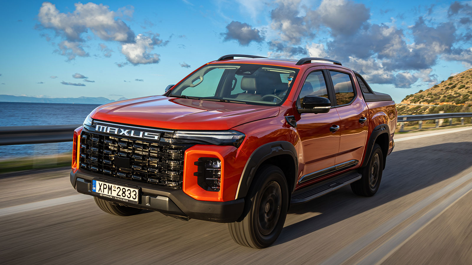 Το Pick-Up της Maxus αποδεικνύεται αρκετά πολιτισμένο στην άσφαλτο με υψηλή ποιότητα κύλισης και καλά ηχομονωμένη καμπίνα που δεν επιτρέπει τους εξωτερικούς θορύβους να γίνουν ενοχλητικοί. 