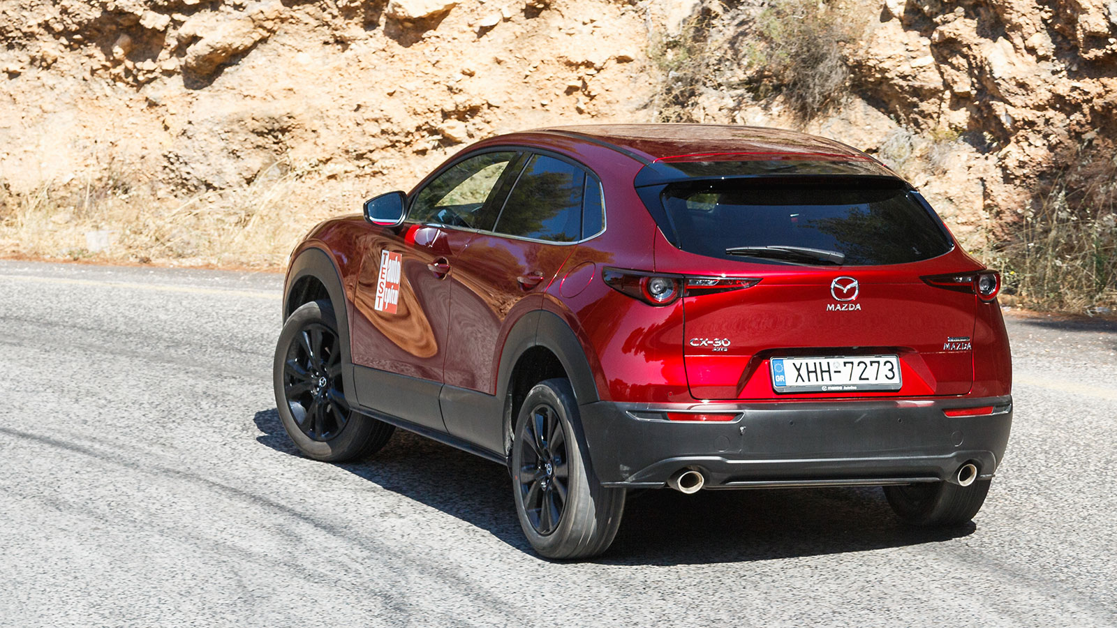 Στο CX-30 θα εκτιμήσεις την ποιοτική κύλιση και το στιβαρό πάτημα, αντάξια premium μοντέλων, όπως και την ανάρτηση που δεν ακούγεται και απορροφά τους κραδασμούς πολύ αποτελεσματικά.