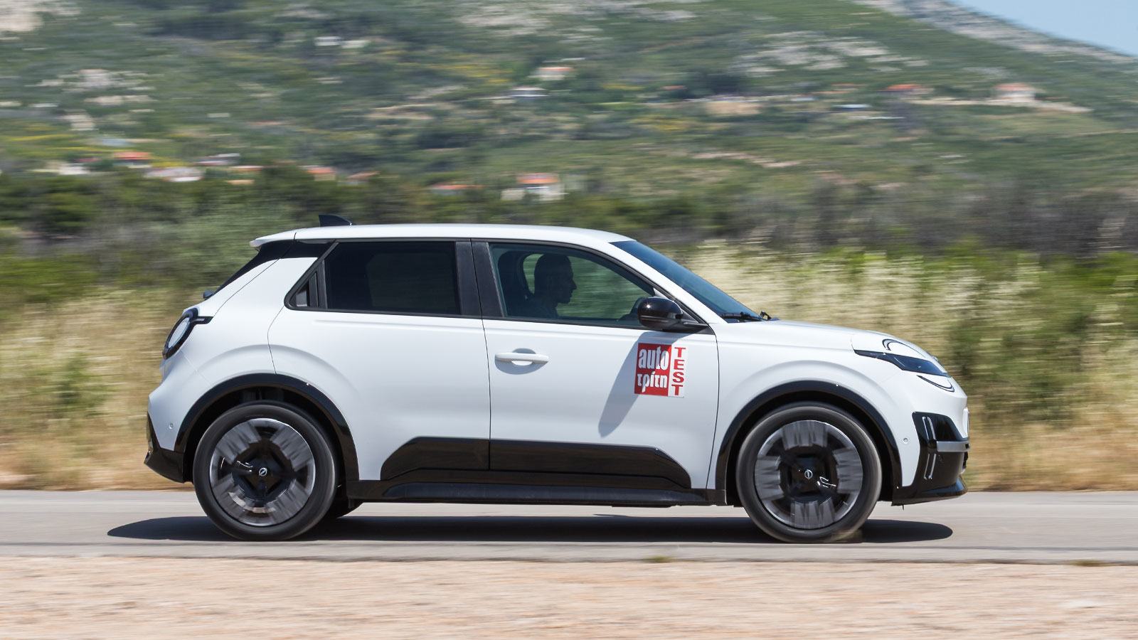 Το Micra έχει πολύ χαμηλή κατανάλωση, 14,5 kWh/100 χλμ. σύμφωνα με τις μετρήσεις μας, η οποία μεταφράζεται σε αυτονομία 358 χλμ., ενώ μέσα στην πόλη με το πρόγραμμα ECO και τη λειτουργία one-pedal ανε