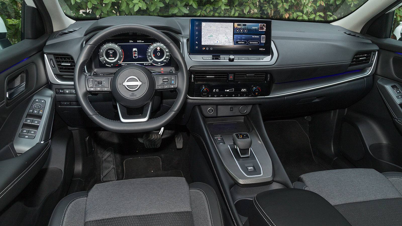 Στο εσωτερικό του, η καμπίνα είναι ποιοτική, αφήνοντας έντονα θετική εντύπωση από την απτή της ποιότητα και τη συναρμολόγηση. 