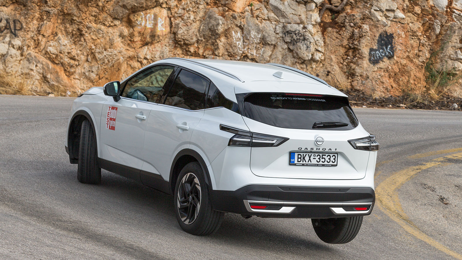 Το Qashqai είναι ευχάριστο και προβλέψιμο, με περιορισμένες κλίσεις στις στροφές και σταθερή συμπεριφορά ακόμη και όταν πιεστεί. 