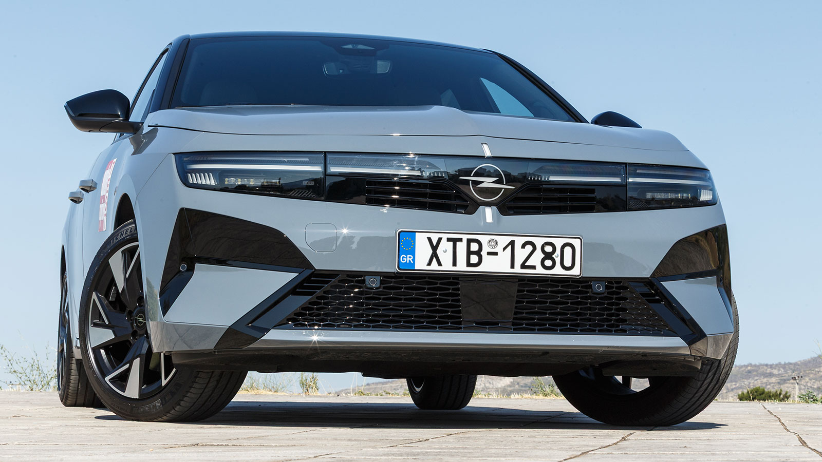Η ανανεωμένη σχεδίαση του Opel Astra δίνει μεγαλύτερη έμφαση στο δυναμισμό, χάρη στο νέο φωτιζόμενο έμβλημα της Opel, το οποίο πλαισιώνεται από δύο κάθετες LED φωτεινές υπογραφές. 