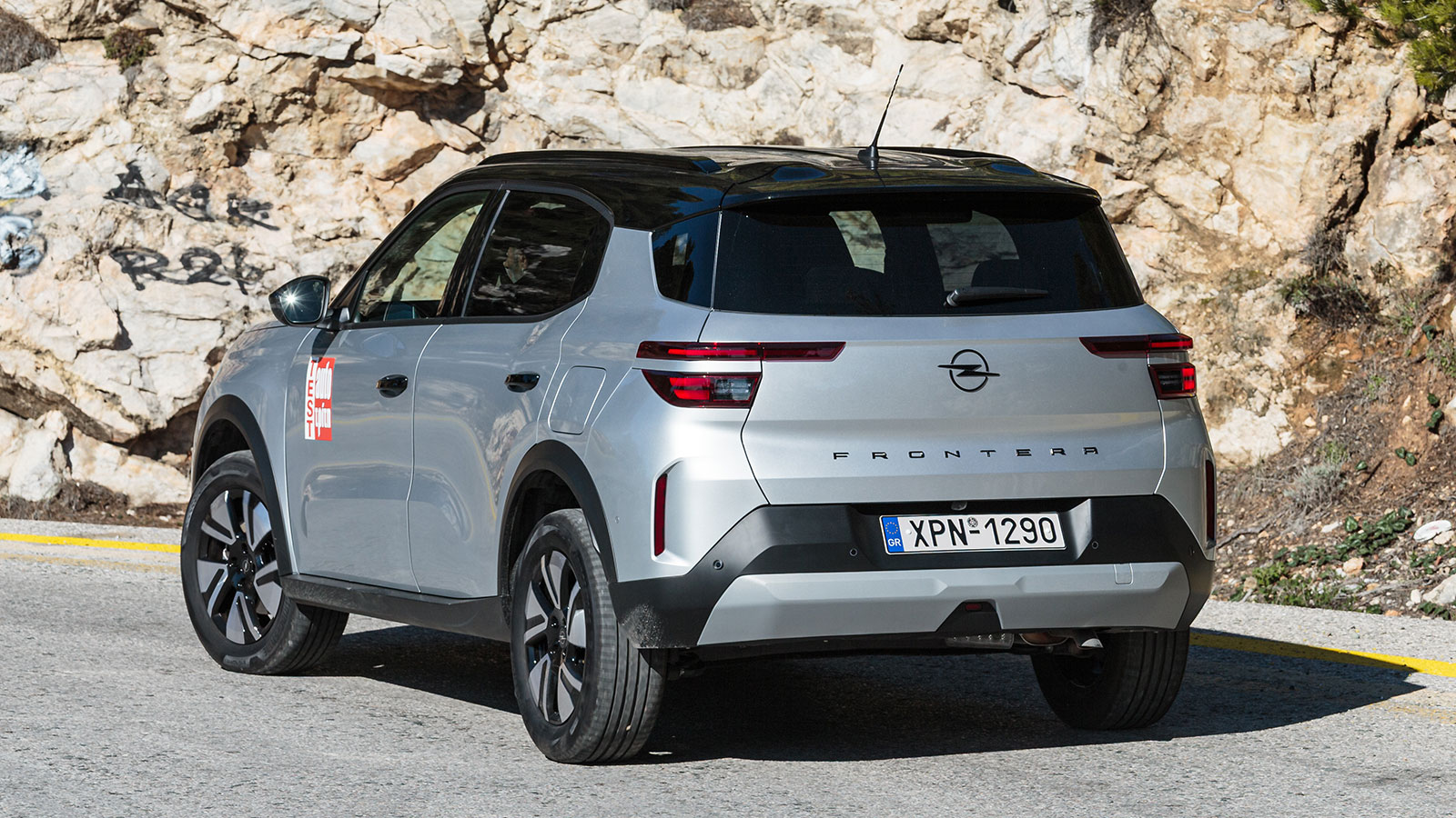 Το SUV της Opel είναι άνετο στο δρόμο, χάρη στη μαλακή ρύθμιση της ανάρτησης, χωρίς μάλιστα να επιτρέπει «πλαδαρή» αίσθηση.