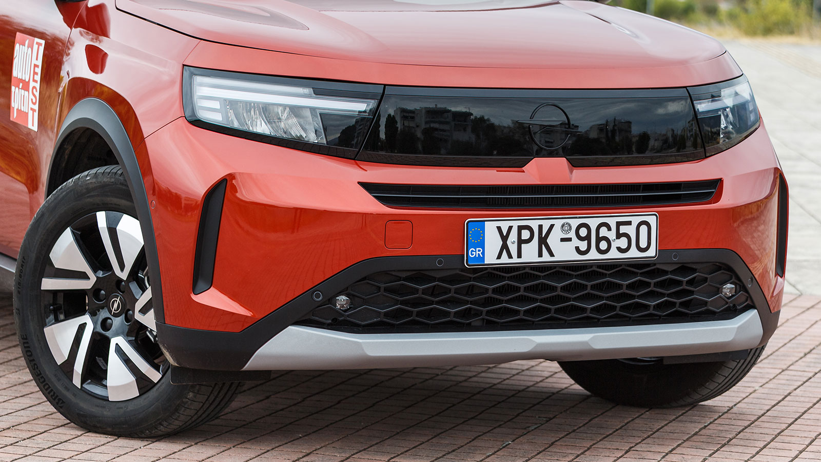 Το Opel Frontera ακολουθεί τη σύγχρονη σχεδίαση της Opel με την κλειστή Opel Visor μάσκα που ενσωματώνει τους προβολείς και τα χαρακτηριστικά LED φώτα. 