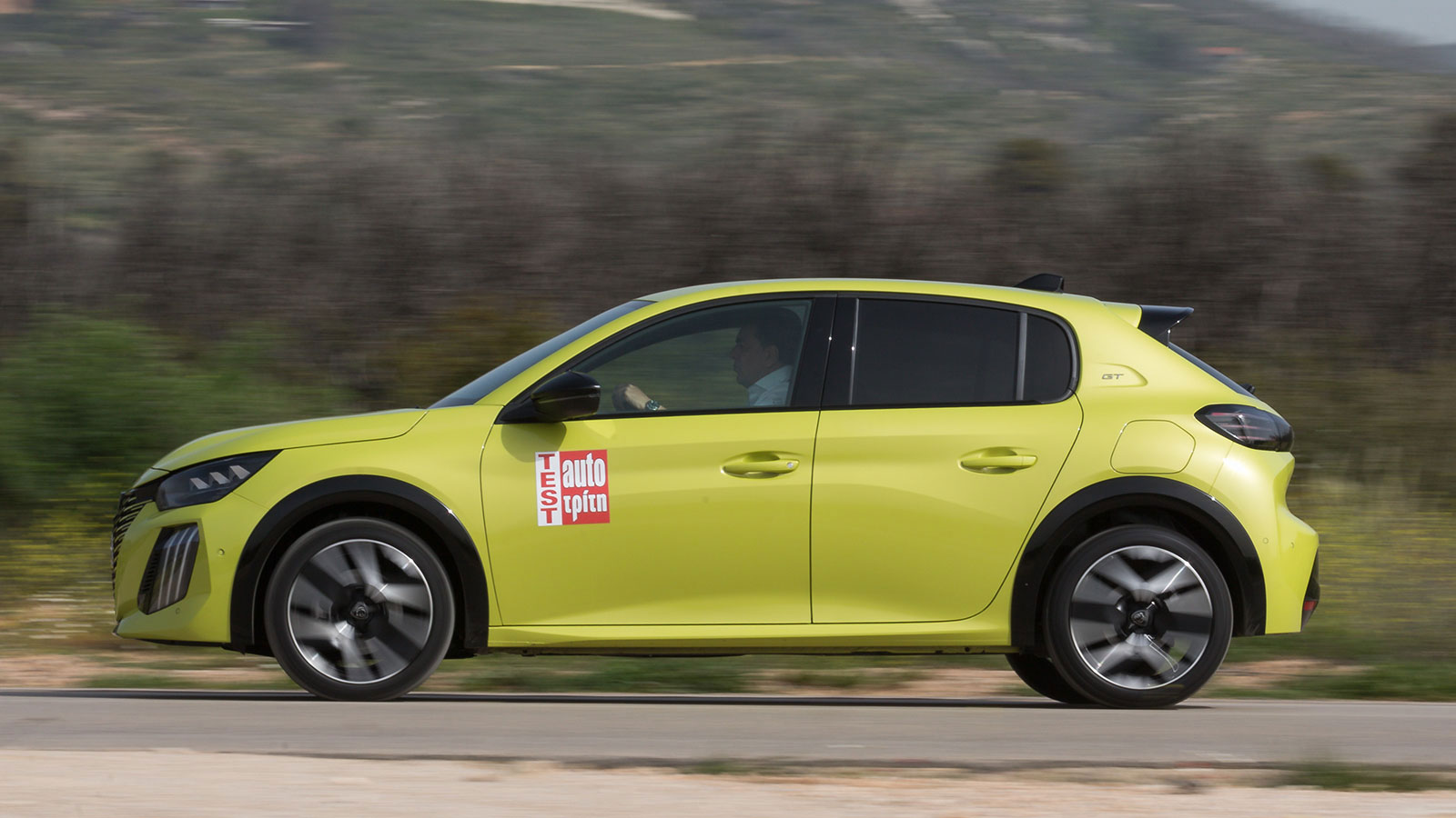 Tο 48V hybrid σύνολο του 208 ανεβάζει κάτι παραπάνω από ικανοποιητικά για τα άλογά του και διακρίνεται για το θετικό του τράβηγμα, ενώ την ίδια στιγμή είναι σημαντικά «ήσυχο». 
