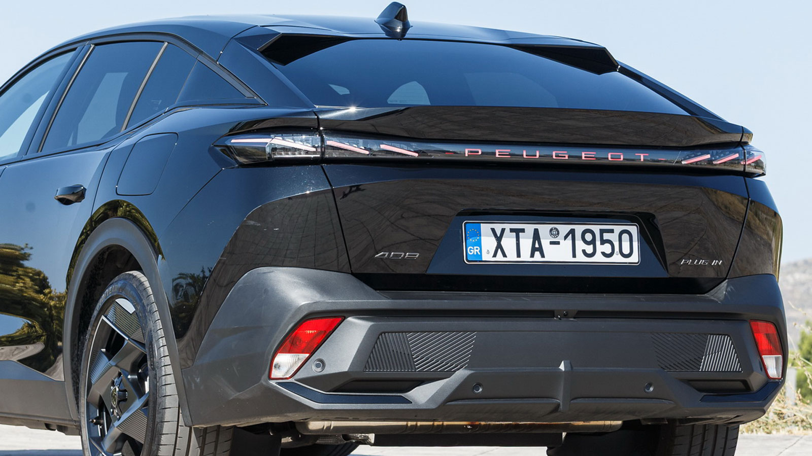 Tο Peugeot 408 διατηρεί το ρόλο του… «πολυεργαλείου» τη στιγμή που η ανανέωση το κάνει να δείχνει ακόμη πιο ιδιαίτερο με νέα μάσκα, χαρακτηριστικά τρία «νύχια» LED, φωτιζόμενα σήματα και νέες αεροδυναμικές ζάντες. 