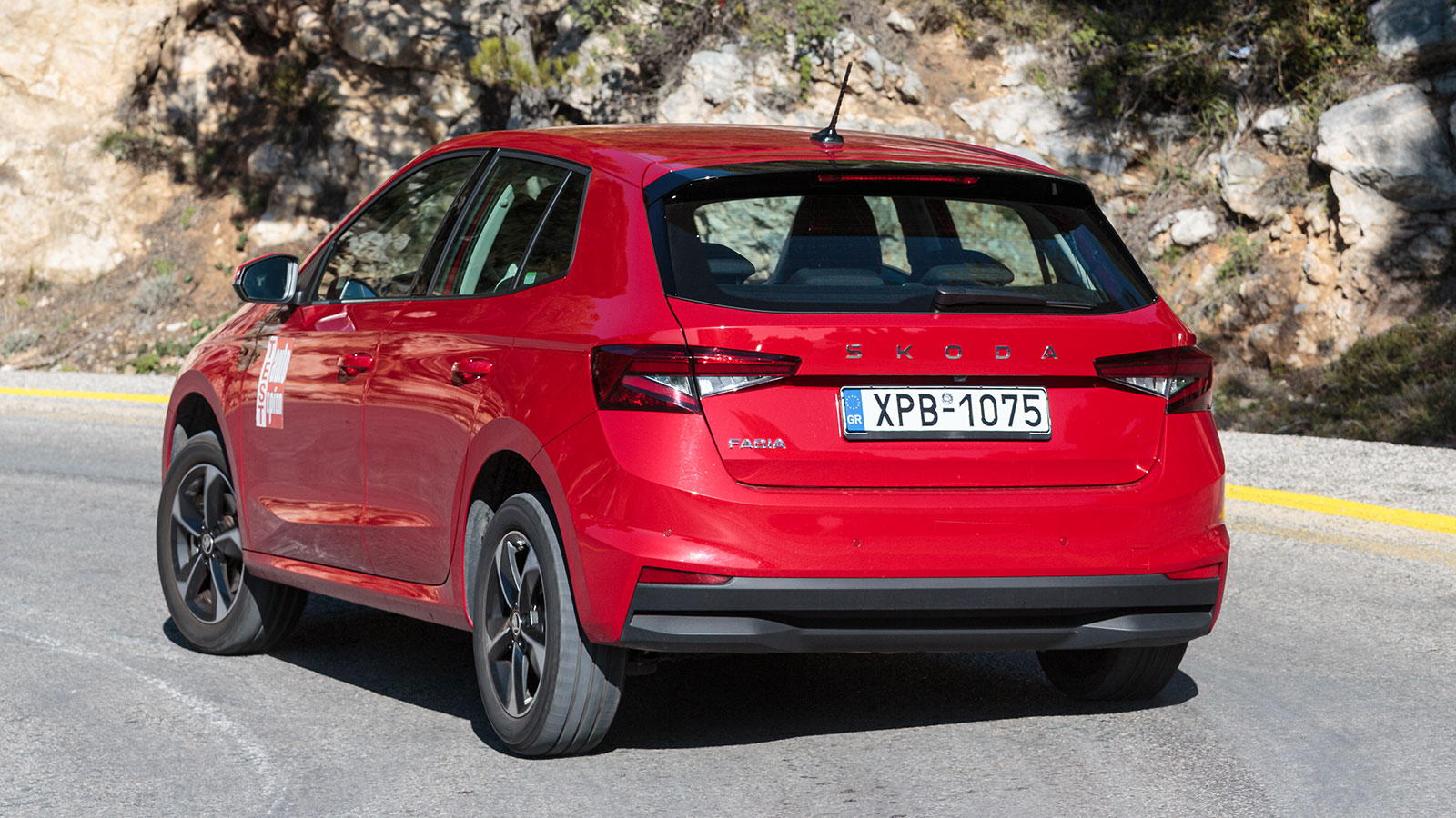 Η Fabia έχει αρκετά στιβαρό και σίγουρο πάτημα στο δρόμο, με την ποιότητα κύλισης να ικανοποιεί και την καμπίνα να προσφέρει καλή ηχομόνωση, σε ταχύτητες μέχρι και τα 120 χλμ./ώρα. 