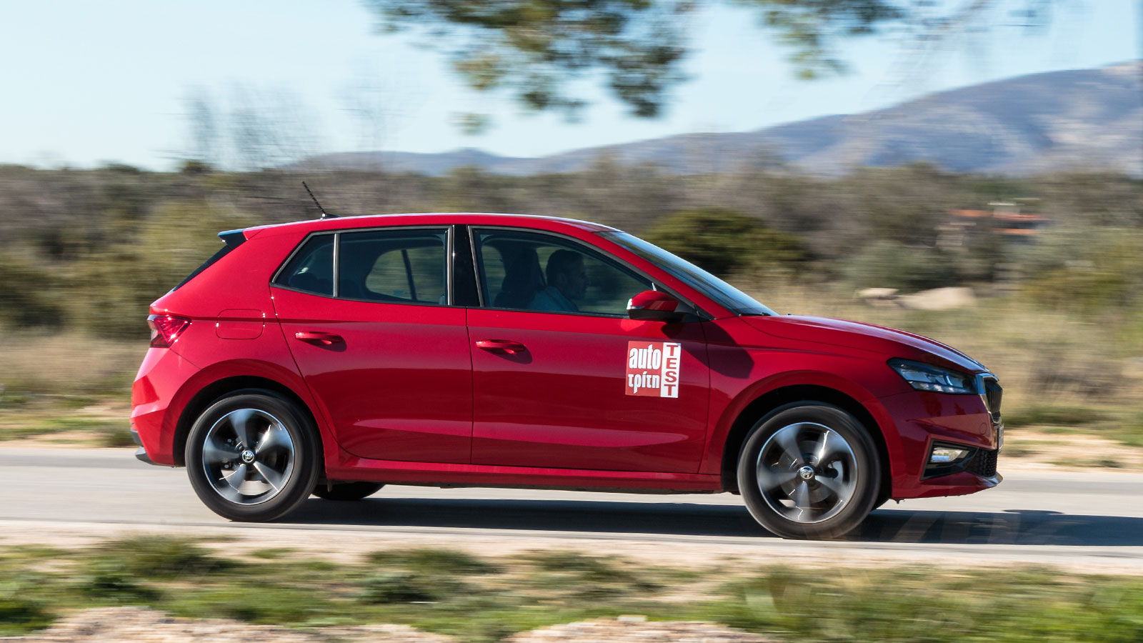 Οι μετρήσεις μας έδειξαν πως η αυτόματη Fabia έχει μέση κατανάλωση 7,3 λτ./100 χλμ., λίγο πάνω από το μέσο όρο της κατηγορίας, που σε συνθήκες πόλης ανεβαίνει κοντά στα 8,0 λτ./100 χλμ..