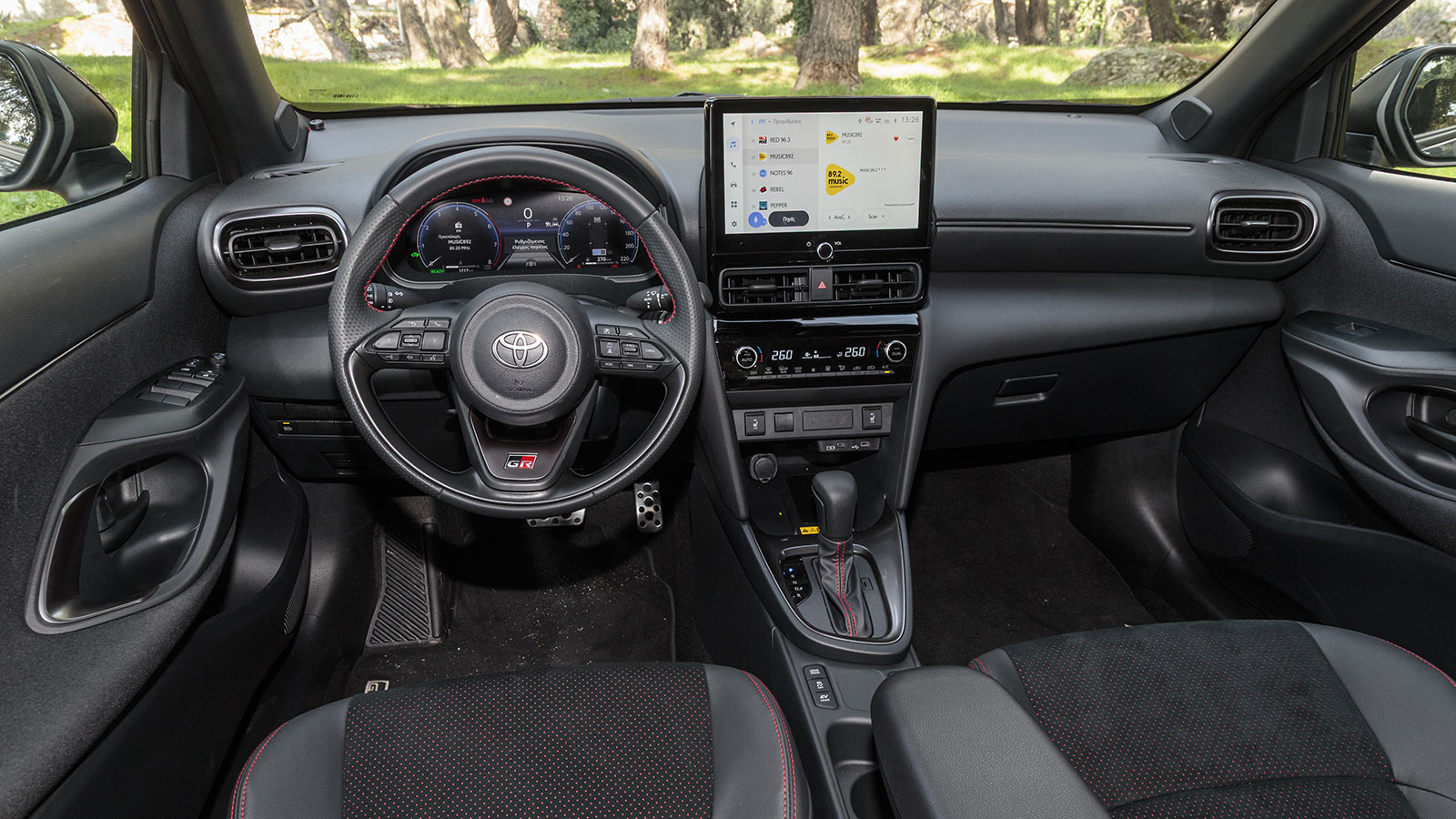 Στο εσωτερικό του Yaris Cross, η συναρμογή και το φινίρισμα θα σε κερδίσουν σε μεγάλο βαθμό, με το σύνολο να δηλώνει έτοιμο να αντέξει για πολλά χρόνια χωρίς παρατράγουδα.