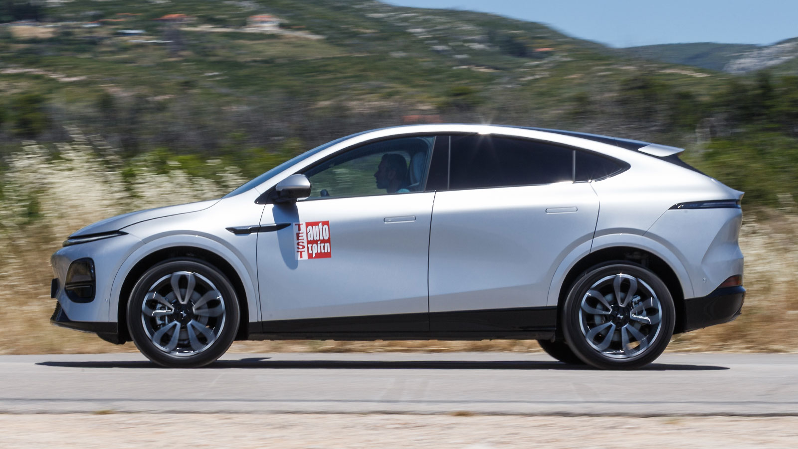 Στον αυτοκινητόδρομο το G6 επιβεβαιώνει τον GT χαρακτήρα του, ταξιδεύοντας με άνεση και εξαιρετική ηχομόνωση.