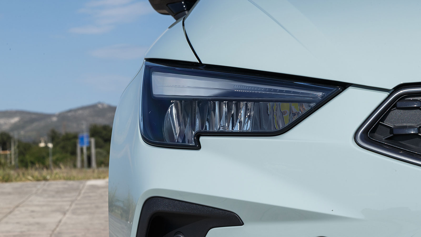 Οι πιο λεπτοί full LED προβολείς οι οποίοι υπόσχονται βελτιωμένη ορατότητα, προσδίδουν ακόμη πιο δυναμικό προφίλ τονίζοντας το πλάτος του μοντέλου.
