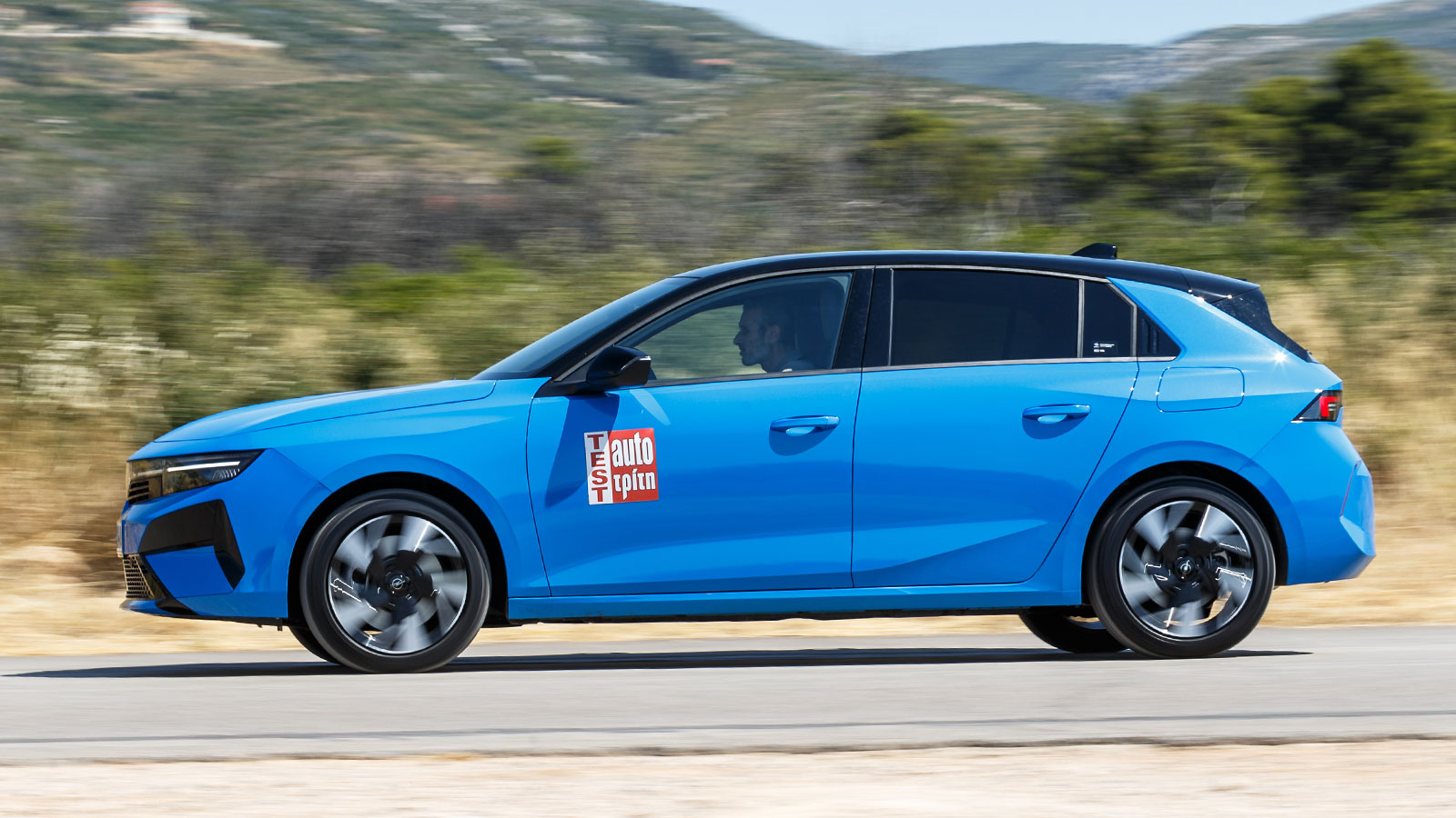 Στο δρόμο το Opel Astra Plug-in Hybrid είναι ευχάριστο, προσφέροντας καλά επίπεδα άνεσης και ποιότητας κύλισης, ενώ το σφιχτό setup της ανάρτησης του εξασφαλίζει καλή οδική συμπεριφορά και αίσθηση στην πίεση.