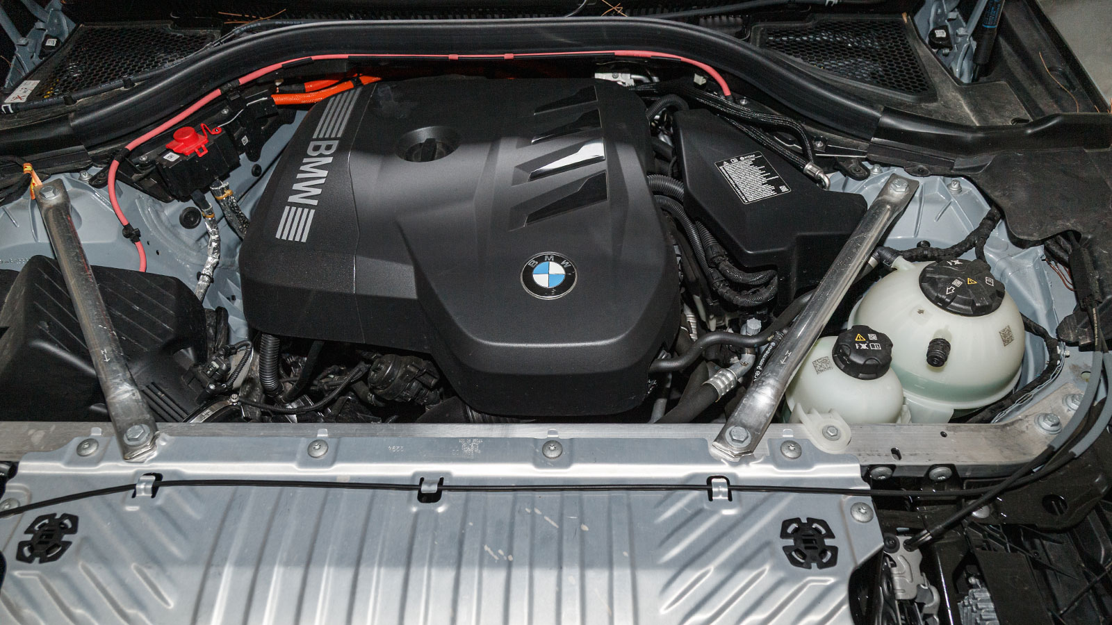 Το υβριδικό σύστημα της BMW X3 30e xDrive είναι ισχυρό και προσφέρει καλές επιδόσεις έχοντας και σπορ χαρακτηριστικά λειτουργίας όταν χρειαστεί. Η μπαταρία των 19,7 kWh δίνει λίγα χλμ. αυτονομίας σε σχέση με τον ανταγωνισμό (80 χλμ.), φορτίζει όμως και πιο γρήγορα από τα περισσότερα εξ αυτών (2 ώρες και 15 λεπτά στα 11 kW).