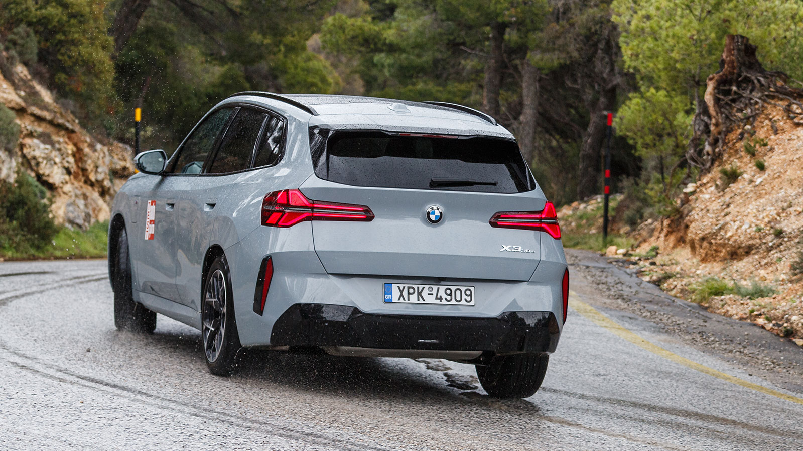 Στο δρόμο η BMW X3 είναι πολύ ευχάριστη και ικανή παρά την επιβάρυνση της υβριδικής της τεχνολογίας. Το πακέτο M Sport Pro την κάνει ακόμα πιο ικανή σε επίπεδο οδικής συμπεριφοράς με την προσαρμοζόμενη ανάρτηση και το κιτ των φρένων, της λείπει ωστόσο ένα σύστημα τετραδιεύθυνσης που θα την έκανε ακόμα πιο ικανή, κυρίως σε εντός πόλης χρήση.