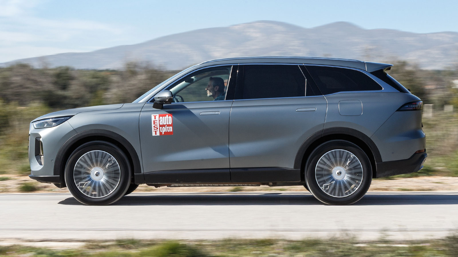 Το Chery Tiggo 9 κινείται στο δρόμο με την αυτοπεποίθηση μιας SUV λιμουζίνας, παρουσιάζοντας σίγουρο πάτημα, ήπιες αντιδράσεις σε απότομες αλλαγές κατεύθυνσης και υψηλά επίπεδα ασφάλειας. 