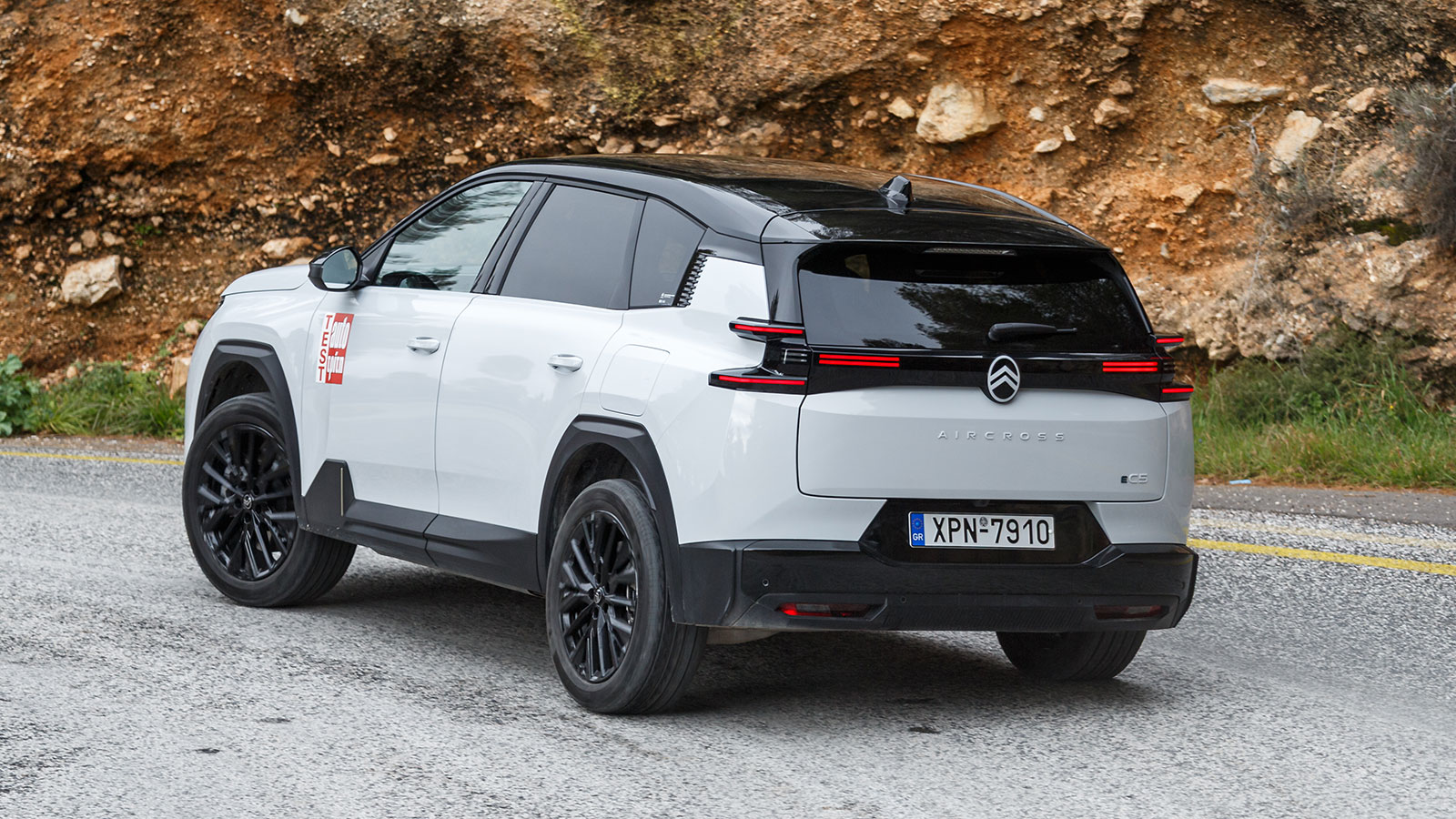Στο δρόμο το Citroen e-C5 Aircross είναι κορυφαίο σε άνεση και ποιότητα κύλισης, χωρίς να θυσιάζει το οδηγικό ενδιαφέρον του.