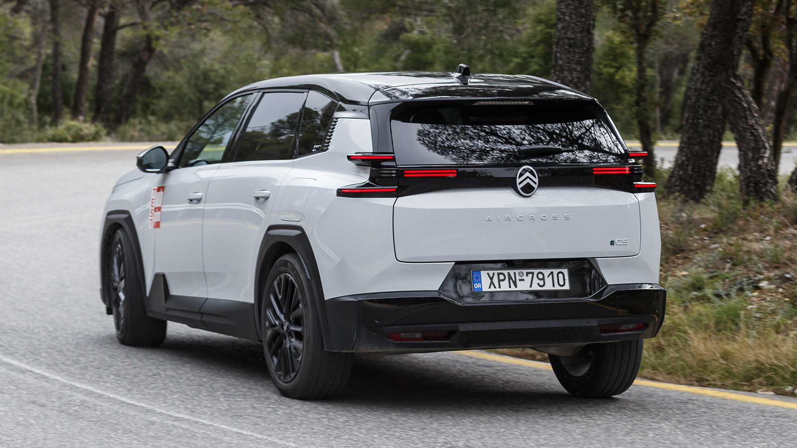 Το Citroen C5 Aircross και η ηλεκτρική του έκδοση e-C5 Aircross ξεχωρίζουν για την όμορφη και κομψή αισθητική τους. Το Citroen C5 Aircross και η ηλεκτρική του έκδοση e-C5 Aircross ξεχωρίζουν για την όμορφη και κομψή αισθητική τους.