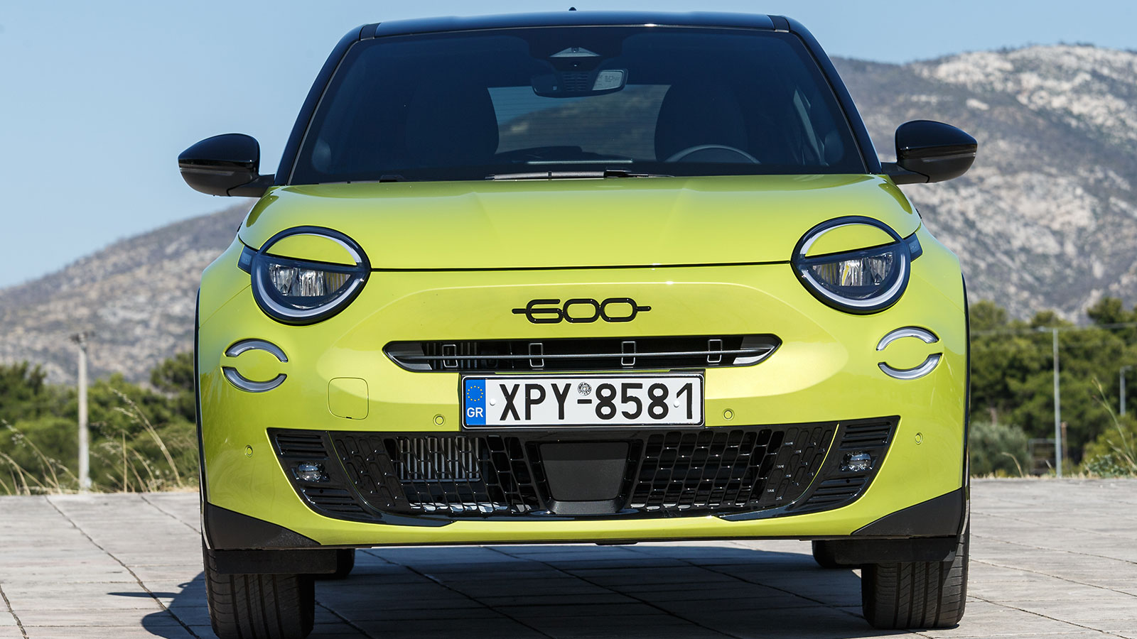 Η Sport έκδοση του Fiat 600 ξεχωρίζει με τις μαύρες ζάντες 18 ιντσών και το έντονο Acid Green αμάξωμα με μαύρη οροφή. Οι υπόλοιπες διαφορές εστιάζονται στις μαύρες λεπτομέρειες σε μάσκα, χειρολαβές κα