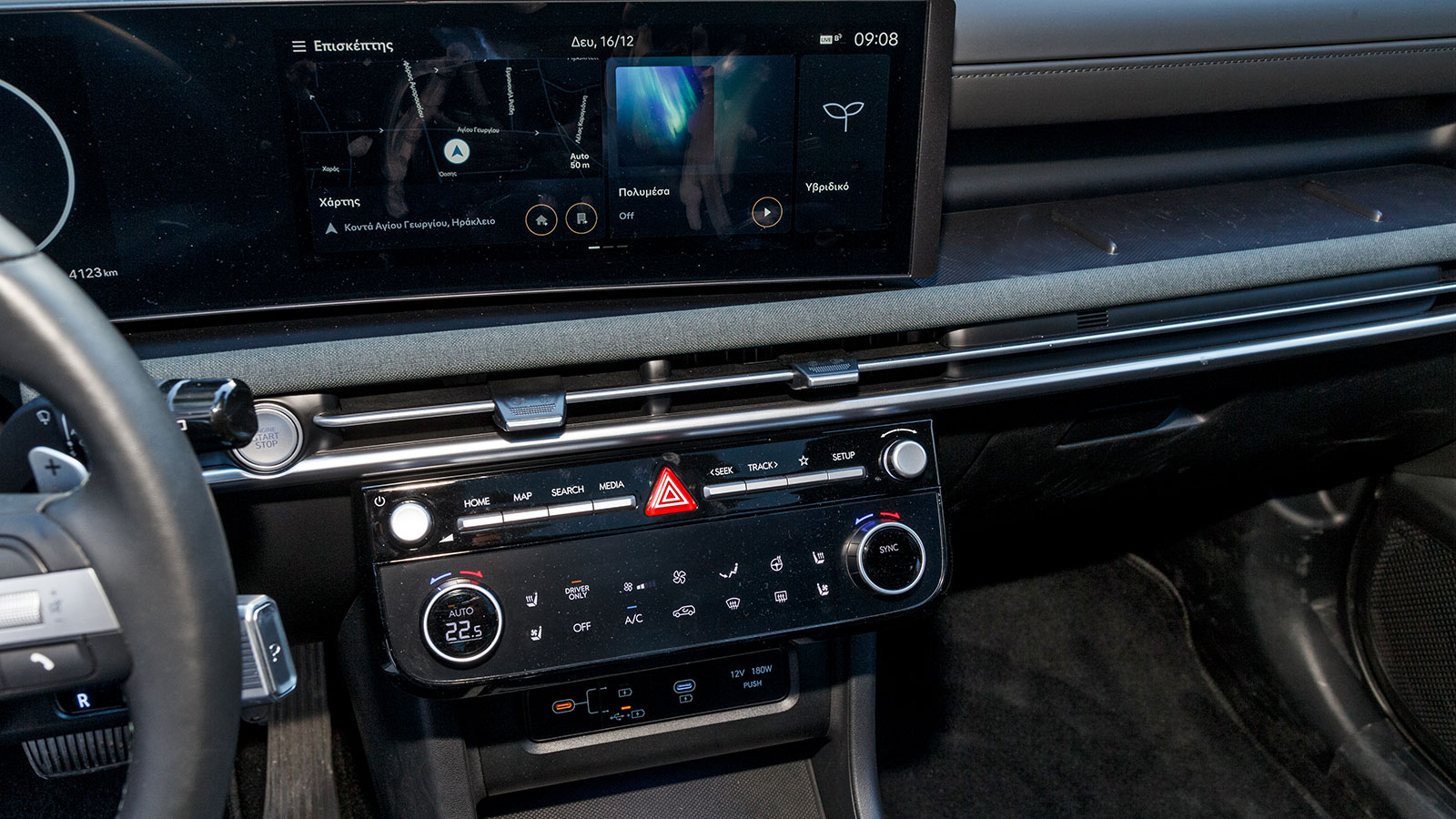 Το εσωτερικό του Hyundai Tucson είναι πολύ καλό ποιοτικά και σύγχρονο αισθητικά, ξεχωρίζοντας μετά την ανανέωσή του από το κυρτό πάνελ που αποτελείται από τις δύο οθόνες των 12,3 ιντσών. 