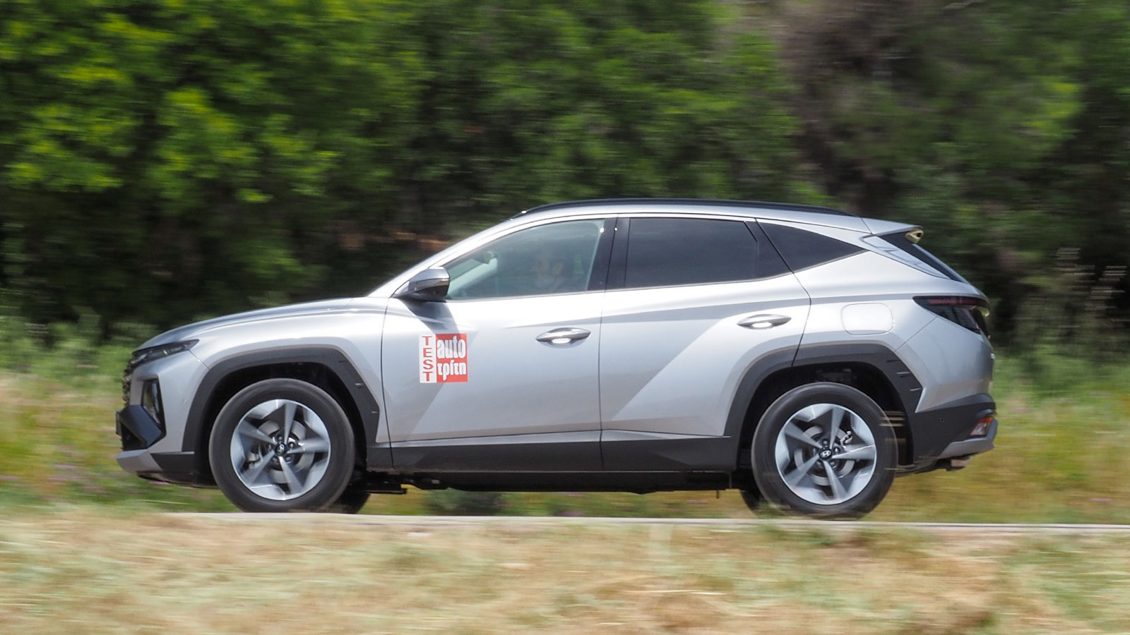 Στο δρόμο το Hyundai Tucson παρουσιάζει πολύ καλό πάτημα και είναι ασφαλές και άμεσο. Στην 4κίνητη υβριδική του έκδοση γίνεται ακόμα καλύτερο στην άσφαλτο αλλά και πολύ ικανό σε εκτός δρόμου διαδρομές. 