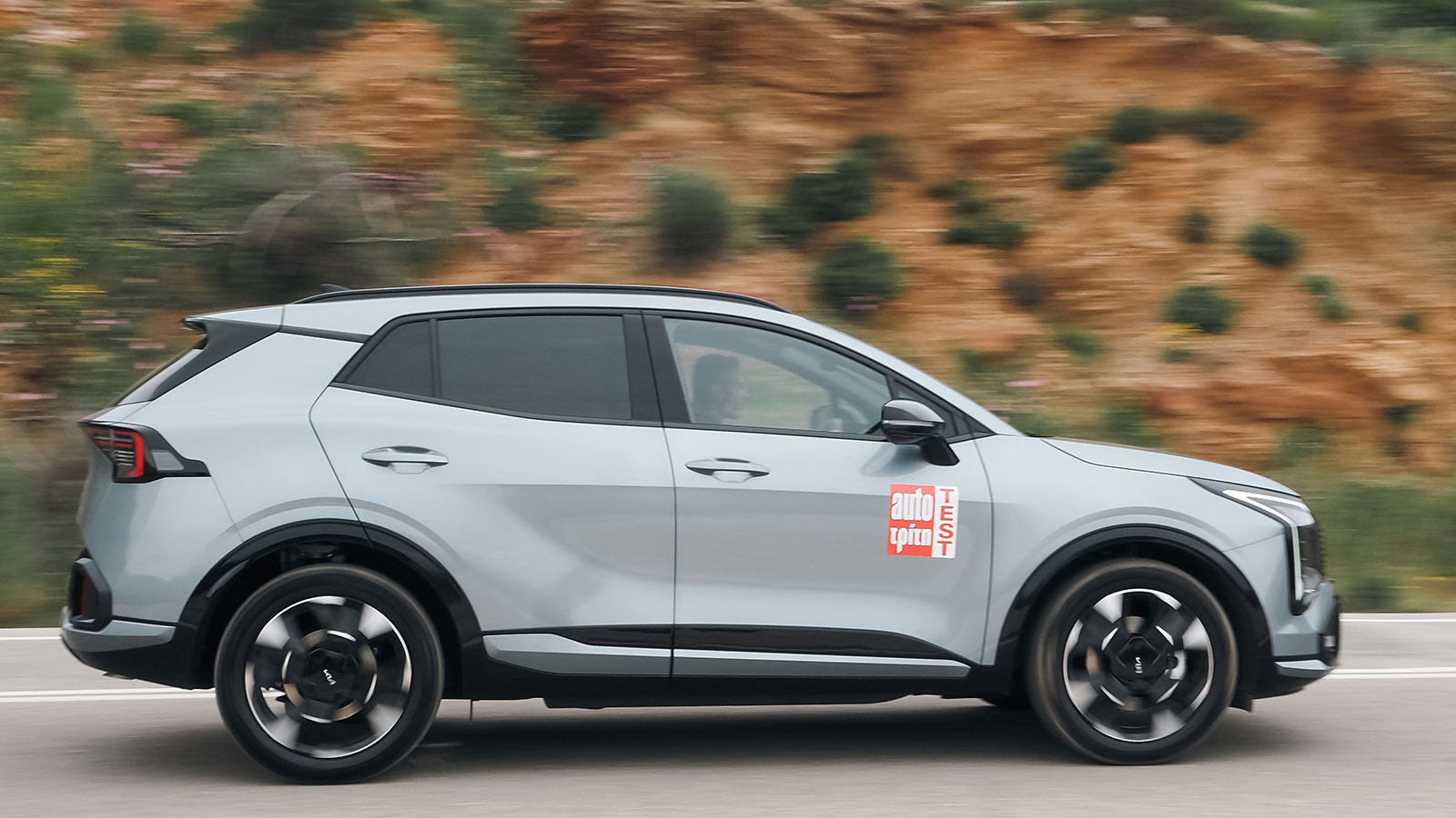 Η τετρακίνηση του Kia Sportage βελτιώνει το πάτημα και την ασφάλεια στην άσφαλτο, ενώ επιτρέπει και πιο άνετη κίνηση σε εκτός δρόμου διαδρομές.