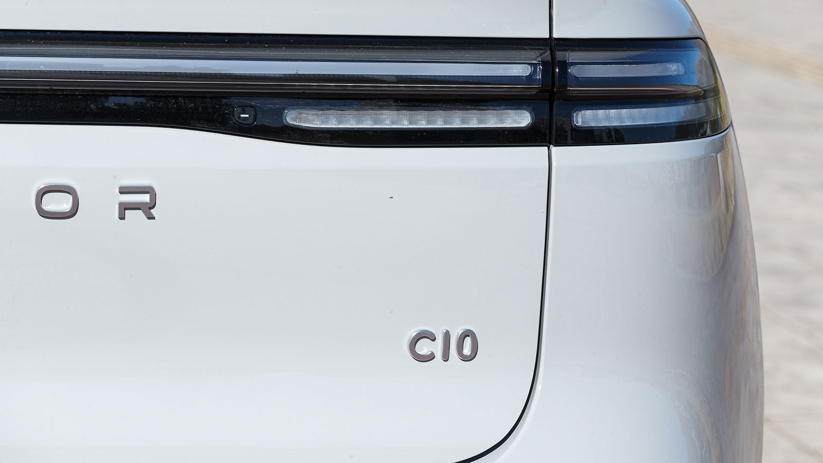 Αφού καταναλώσει ένα συγκεκριμένο ποσοστό ενέργειας της μπαταρίας του, ο βενζινοκινητήρας του C10 REEV αναλαμβάνει την επαναφόρτισή της. Φυσικά αυτή μπορεί να γίνει και από πρίζα ή και ταχυφορτιστή. 