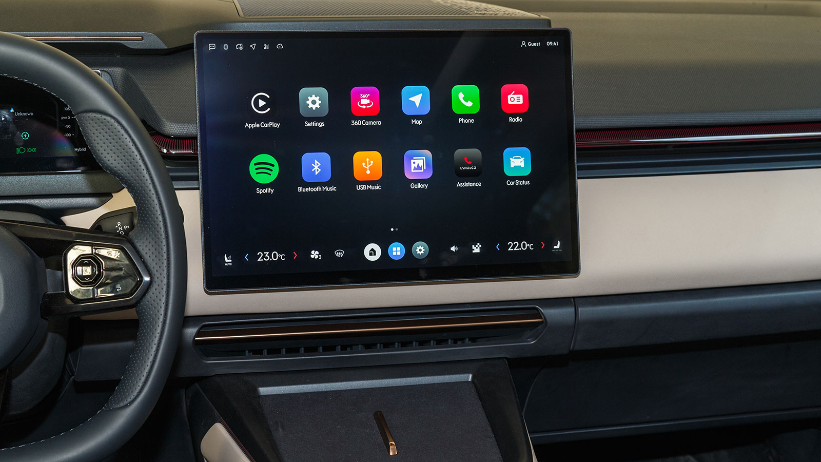 Η οθόνη των 15,4 ιντσών στο κέντρο του ταμπλό «εμπεριέχει» όλα τα συστήματα και τις λειτουργίες του αυτοκινήτου και επηρεάζει την εργονομία άσχετα από το γεγονός ότι είναι εξαιρετική στη χρήση της.