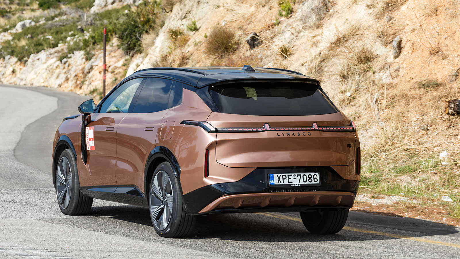 Το Lynk & Co 08 είναι εντυπωσιακά σταθερό και άνετο στο δρόμο, ενώ μπορεί να ανταποκριθεί με ευκολία και σε πιο σβέλτους ρυθμούς οδηγήσης, προσφέροντας καλή αίσθηση και ευχάριστη συμπεριφορά.