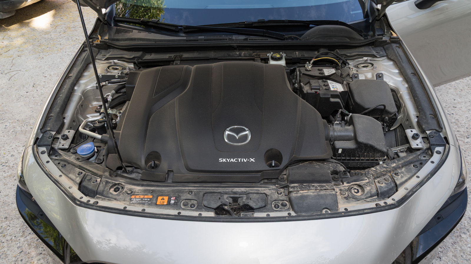 Ο 2λιτρος e-Skyactiv X αποδίδει 186 ίππους και 240 Nm ροπής και αποτελεί ένα από τα πιο high-tech αλλά και μοναδικό μηχανικό σύνολο της αγοράς. Η τεχνολογία SPCCI συνδυάζει χαρακτηριστικά βενζινοκινητήρα και diesel, χρησιμοποιώντας ελεγχόμενη ανάφλεξη μέσω συμπίεσης σε μεγάλο μέρος της λειτουργίας του.