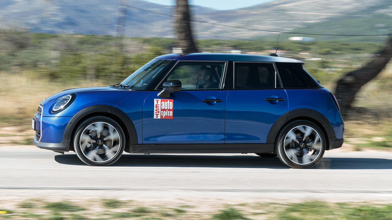 Στο δρόμο το 5θυρο MINI είναι ευχάριστο, όντας αρκετά άνετο στην καθημερινότητα αλλά και ιδιαίτερα ικανό σε εκτός πόλης συνθήκες και πιεσμένους ρυθμούς.