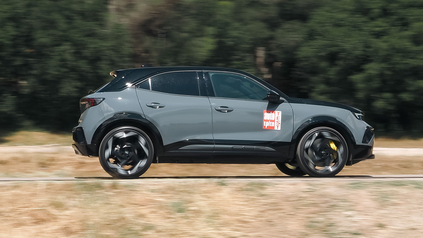 Η μπαταρία των 54 kWh δεν είναι μεγάλη για την απόδοση των 281 ίππων ωστόσο με εγκράτεια μπορεί το Mokka GSE να κάνει έως και 300 χλμ. με μια φόρτιση. Η μπαταρία των 54 kWh δεν είναι μεγάλη για την απόδοση των 281 ίππων ωστόσο με εγκράτεια μπορεί το Mokka GSE να κάνει έως και 300 χλμ. με μια φόρτιση.