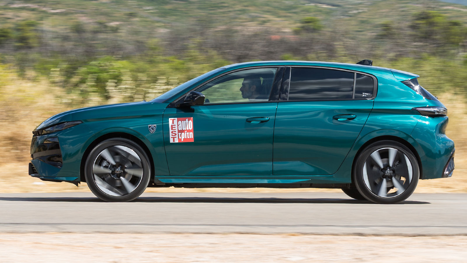 Το Peugeot e-308 διατηρεί τα βασικά οδικά χαρακτηριστικά του μοντέλου αναλλοίωτα (σταθερότητα, άνεση και fun to drive χαρακτήρας) παρά το αυξημένο βάρος του.