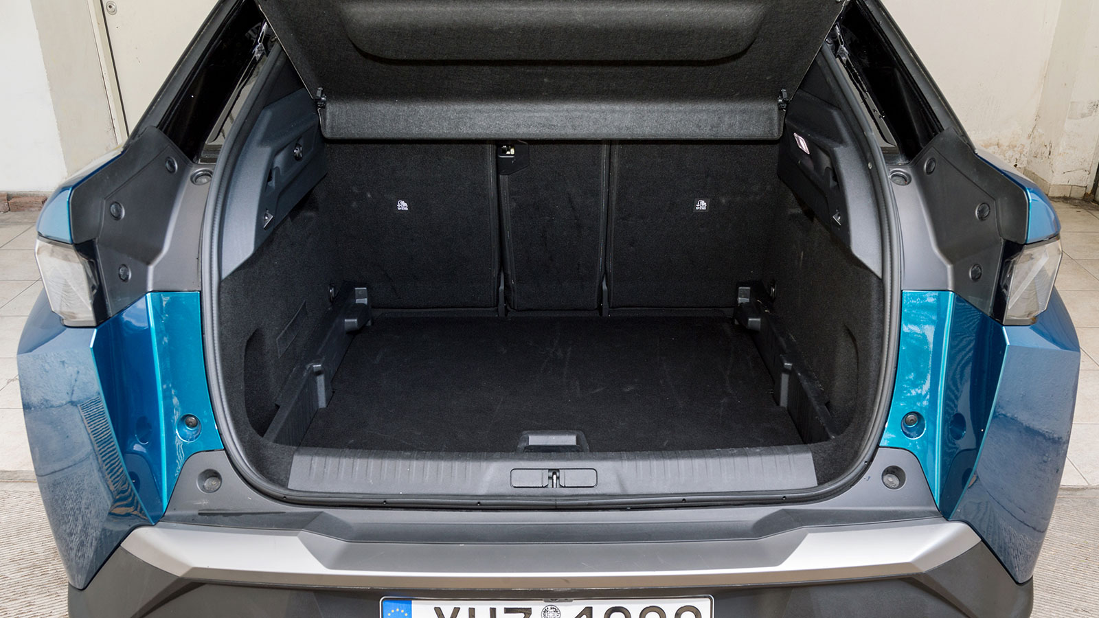 Εξαιρετικά ευρύχωρο είναι το Peugeot 3008. Ο χώρος για τα γόνατα αυξήθηκε στα εξαιρετικά 20 εκ, ενώ παράλληλα αυξήθηκε και ο αέρας για το κεφάλι στα 6,5 εκ. (από 4,5 εκ.), ενώ τα 1,43 μ. πλάτος πίσω καθίσματος, είναι το μεγαλύτερο στην κατηγορία.