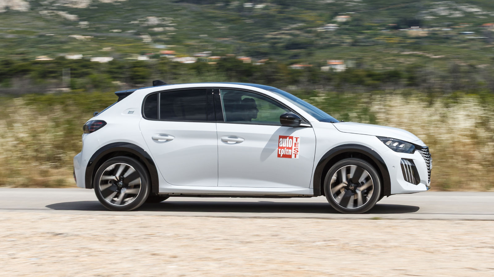 Στο δρόμο το Peugeot e-208 παραμένει ισορροπημένο και ευχάριστο τόσο σε εντός πόλης διαδρομές όσο κυρίως και σε εκτός. 